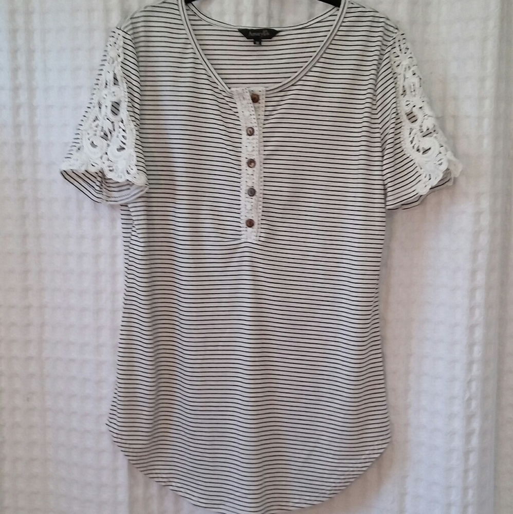 ⭐️ 5 for $25 ⭐️ Amaryllis Striped tunic length, lace sleeve T shirT sz Medium